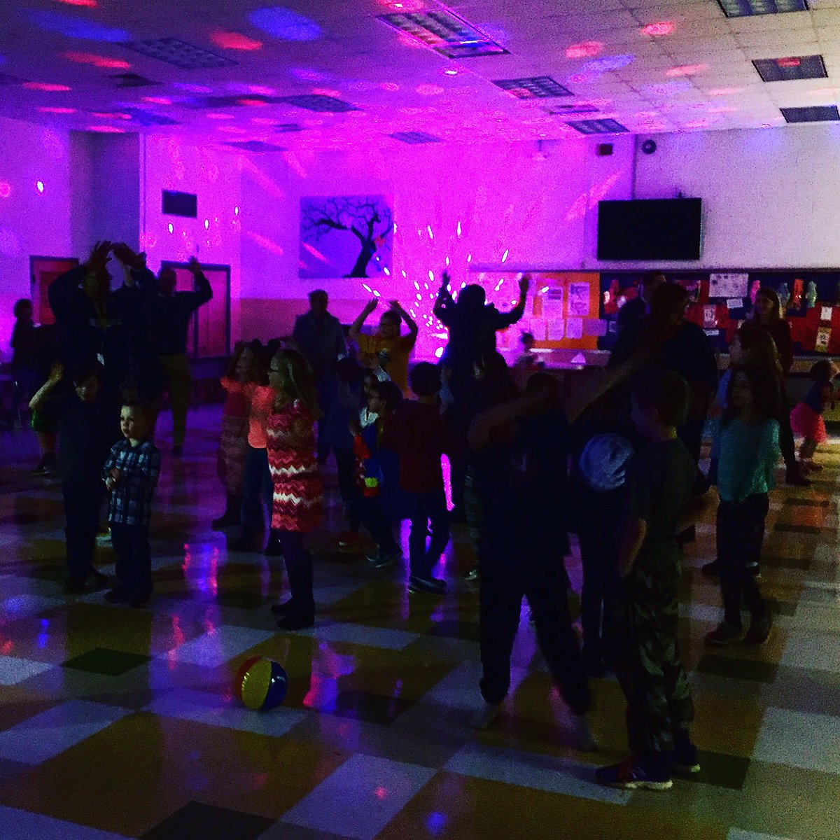 BrownsvillePTO's tweet photo. Thanks to all the families, teachers, & staff @BrownsvilleES for coming out and having a blast at our 1st #HiveJive! 📸@skh4102 & @ahnasee https://t.co/okF8iVXNdR