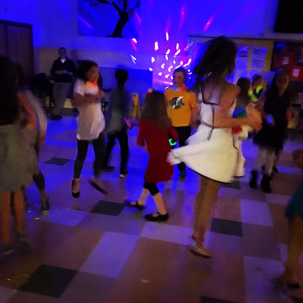 BrownsvillePTO's tweet photo. Thanks to all the families, teachers, & staff @BrownsvilleES for coming out and having a blast at our 1st #HiveJive! 📸@skh4102 & @ahnasee https://t.co/okF8iVXNdR