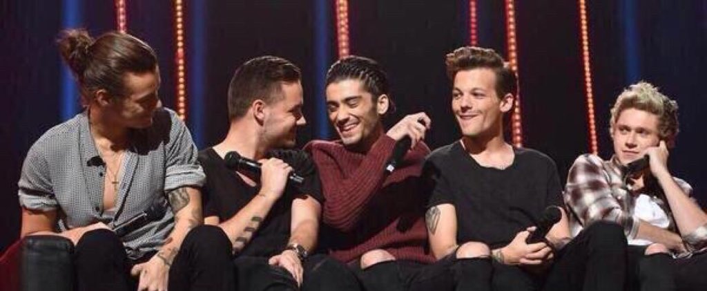 CentralLarry's tweet photo. #WhatMakesLarryBeautiful o jeito que eles se olham 💚💙 https://t.co/rFmCJjmtxG