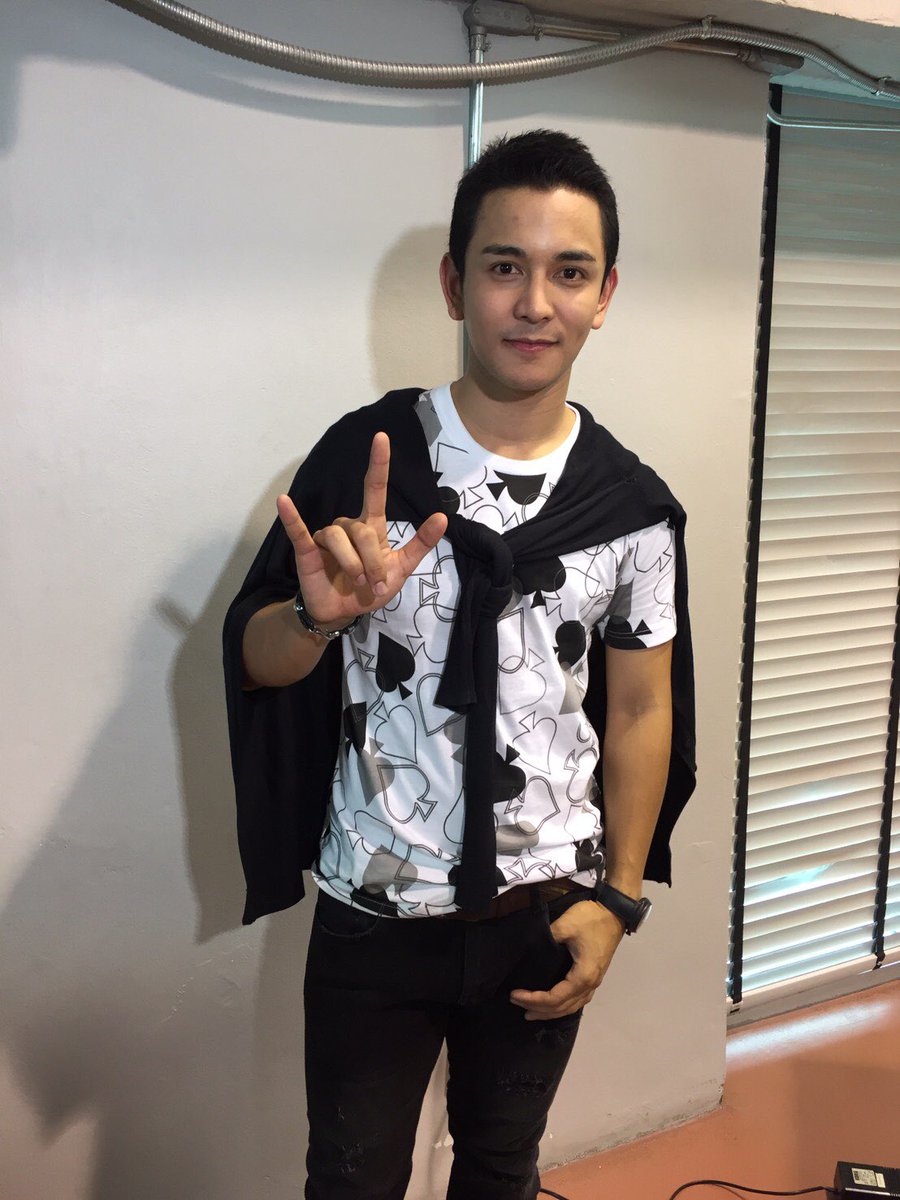 konrakgunpantip's tweet photo. Presenter หล่อมาก กับเสื้อ #4โพดำ ซึ่งยังเปิดรับ pre-order อยู่นะคะ ถึงวันที่ 19 กพ นี้ #คอนเสิร์ต4โพดํา #4โพดําคอนเสิร์ต #gunnapat https://t.co/a7u5jsTDip