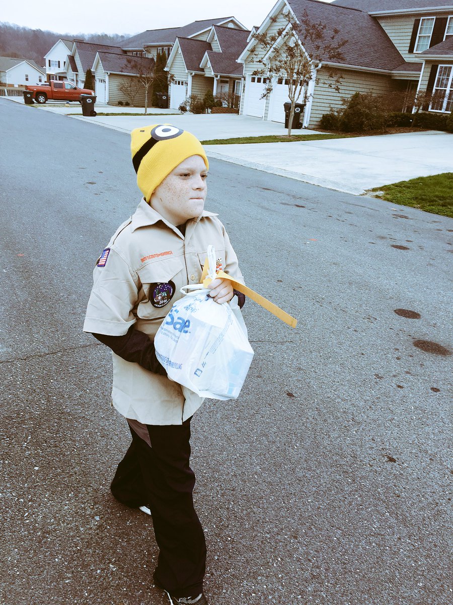 milesformike's tweet photo. Scouting for Food with my favorite #cubscout #pack29 #scoutingforfood. He even earned his favorite @Starbucks reward. #minions https://t.co/ahdWagO1iX