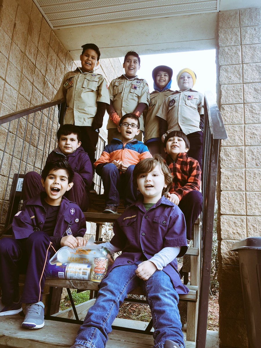 milesformike's tweet photo. Scouting for Food with my favorite #cubscout #pack29 #scoutingforfood. He even earned his favorite @Starbucks reward. #minions https://t.co/ahdWagO1iX
