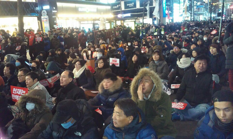 제14차 부산시국대회
한파 소식에 걱정스러웠으나 둥글고 환한 보름달이 굽어보는 정월대보름 더욱 간절한 마음 더운 열정으로 함께했습니다. 
어둠은 빛을 이길 수 없고 거짓은 참을 이길 수 없으며 진실이 침몰하지 않아야 하기에 우리는 포기하지 않습니다^^