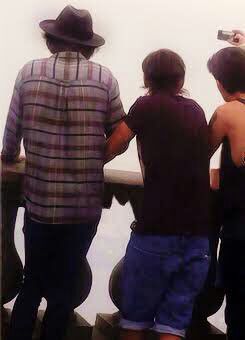ltstylesun's tweet photo. #WhatMakesLarryBeautiful

"You'll never feel like you're alone
I'll make this feel like home". 🏠 https://t.co/QChqQ7Kugh