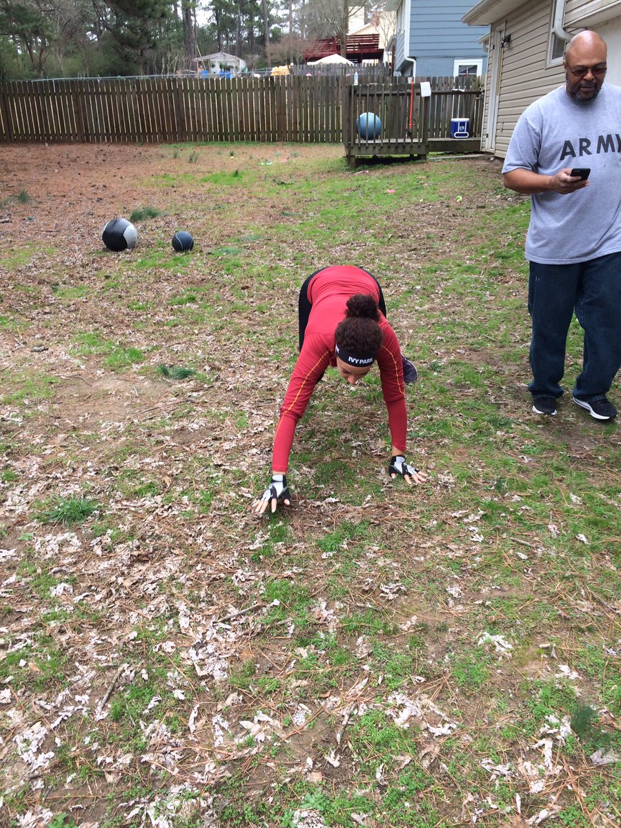 1AccordFitness's tweet photo. @Monica_Edelhoff gotta have #fun while #Training #saturdaymorning #FieldDay #Fitness #Dedication #Actress #ActressLife #RoleReady #Healthy https://t.co/jK834PHaAp