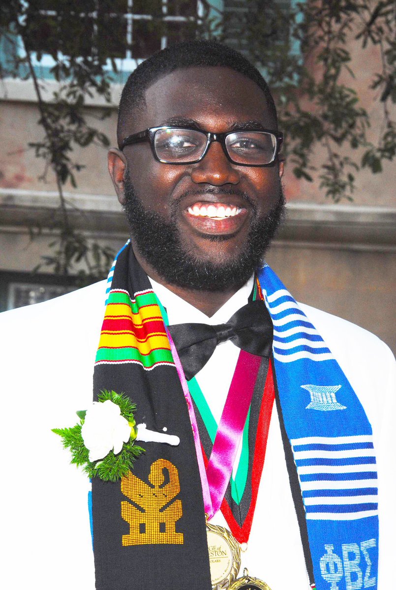 hammedsirleaf's tweet photo. When you finally get the money to get your graduation pictures 😅🙃 better late than never lol #CofC16 https://t.co/oGEp8nnGpK