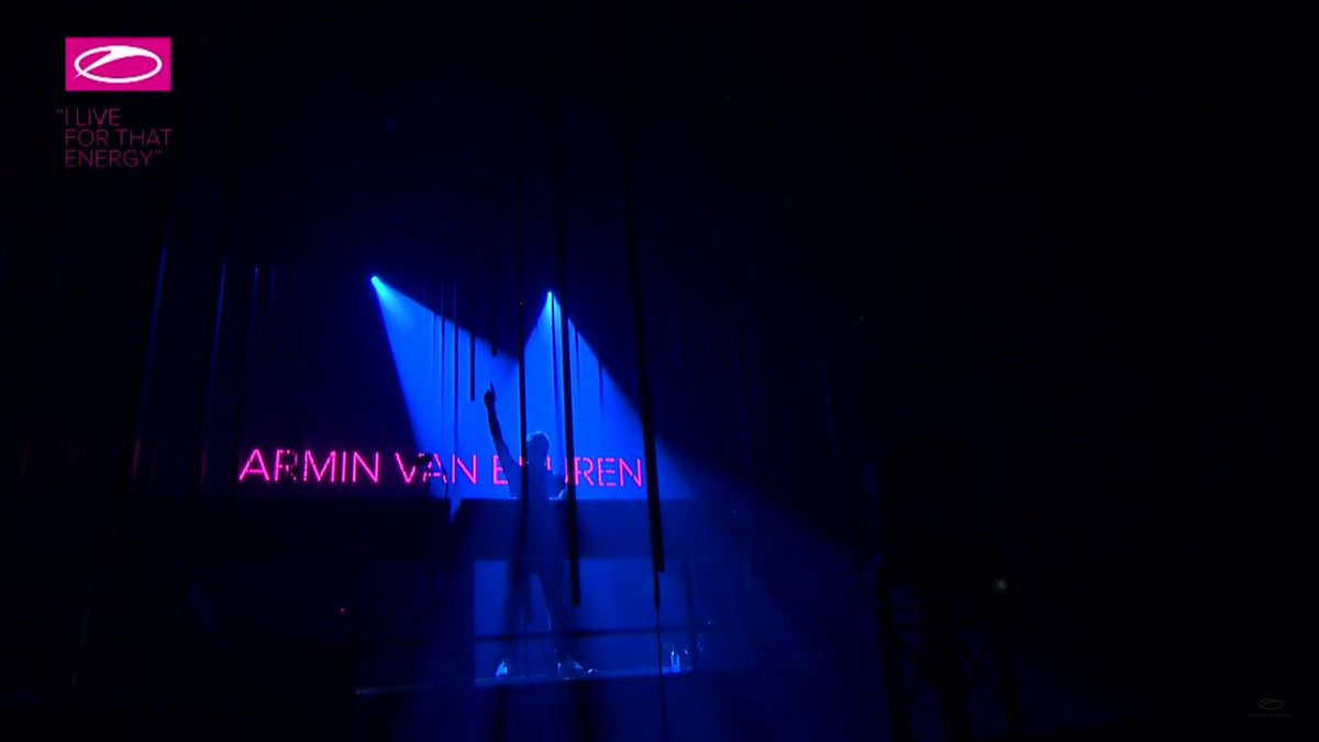 JulioCesarRaAva's tweet photo. Momento de vinyl set de Armin van Buuren en #ASOTFESTMEX https://t.co/pIBhYTeB9Q