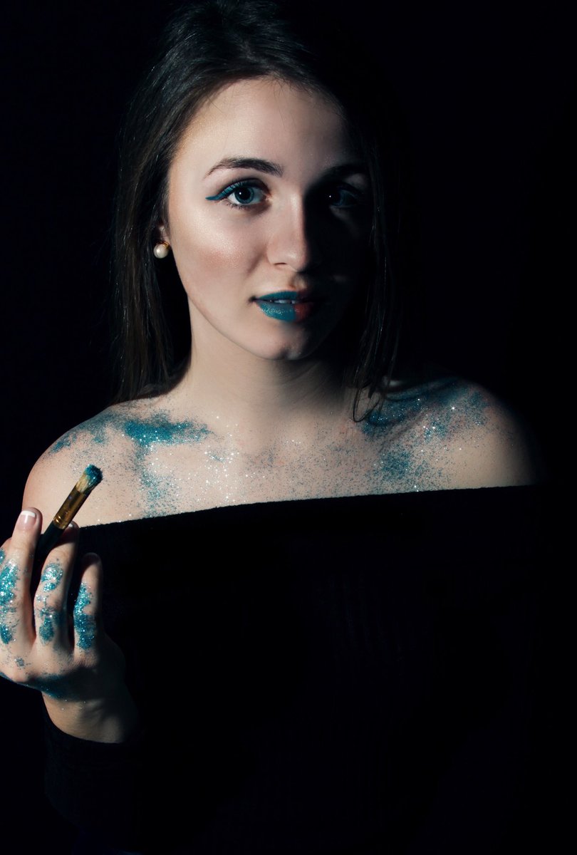 kirstennnnnn_'s tweet photo. blue // troye sivan https://t.co/qEwONv4enR