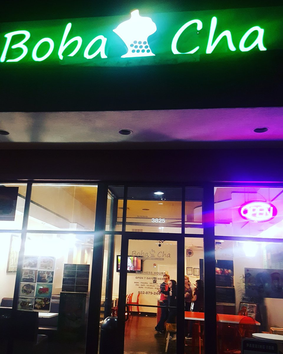 LindseyHenry365's tweet photo. Took my photographer Ed to get #bobatea for the first time today, he thought it was interesting. #Day49 #365PhotoChallenge #Houston #BobaCha https://t.co/FgWeMCON3Q