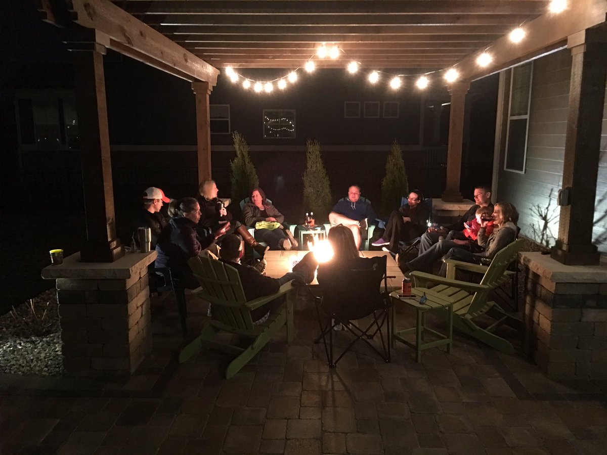 Kope02's tweet photo. Is it February.... https://t.co/AXFYTeRYvp