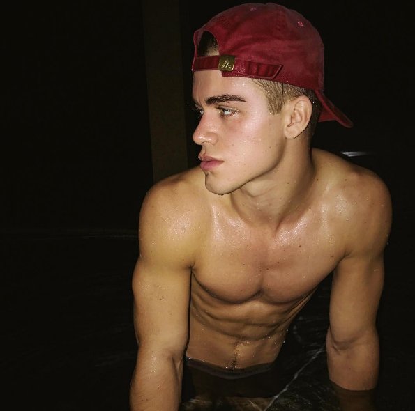 Mᴀssɪᴍᴏ Zᴀʙᴀᴛ :

- Gorɢóɴ.
- 23 αñoѕ.
- Rol de cυαlqυιer eхтeɴѕιóɴ.
- ¿RT pαrα dαrмe α coɴocer?