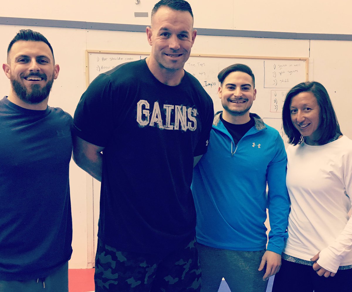 MikeCurryFit's tweet photo. Great class today - Shout out to our staff! (From left to right Mike L, Mike C, Zach C &amp; Kerri L) #fitness #training #personaltrainer #fit https://t.co/uB2pzsWPIb