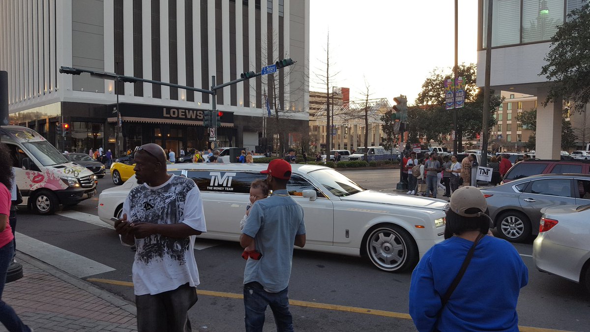 Puckluck88's tweet photo. Just walking through New Orleans and then... #Floydmoney https://t.co/3Rku2DFlGT