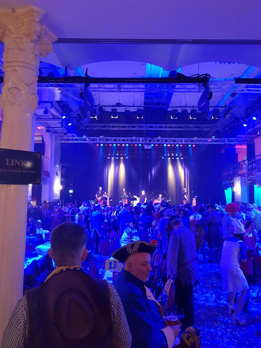 BlauGelbMarien's tweet photo. Geschafft. Es war eine wundervolle Sitzung. Jetzt wird das #ebertbad gerockt. #Karneval2017 #oberhausen https://t.co/lmShL2J5JG