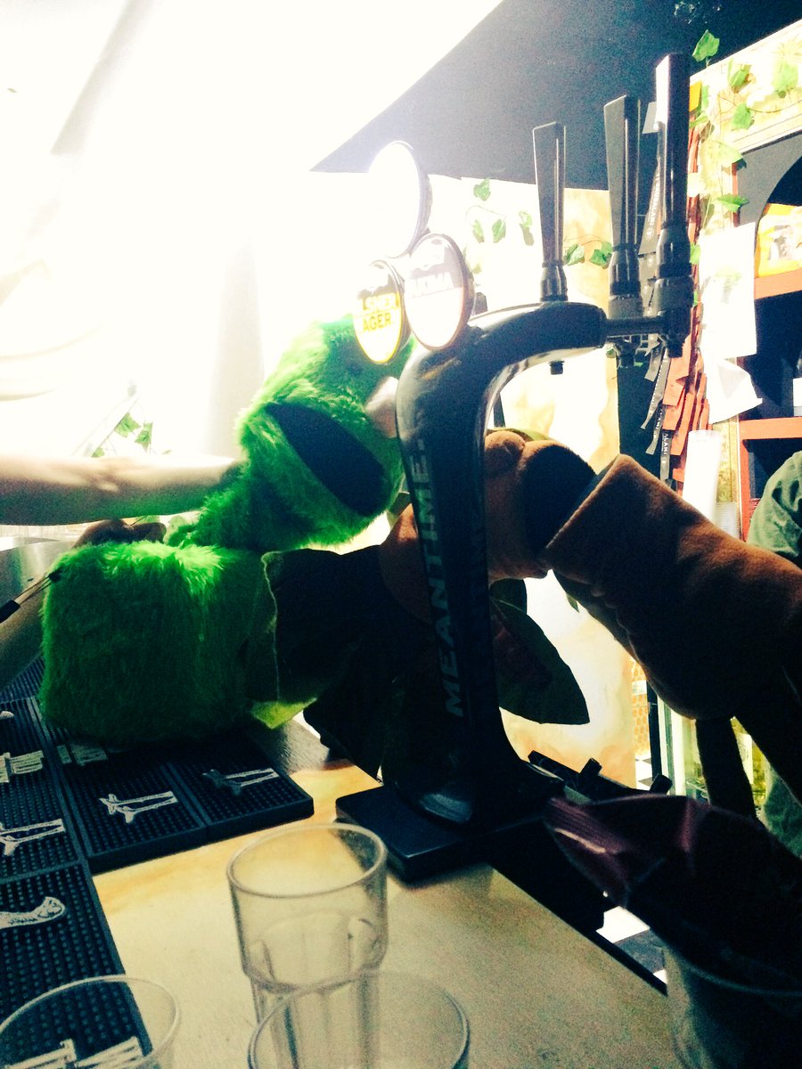 Cicada_Studios's tweet photo. After that sold out Saturday night Ash and Braxlin are having a much earned drink! #BloodandBone #VAULT2017 https://t.co/OZYWq0d91c