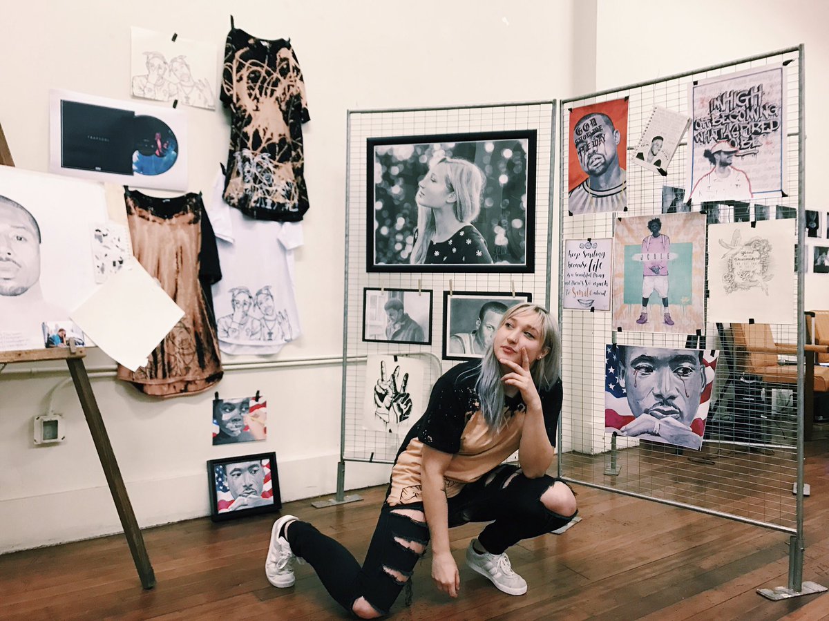 JustJuliaGulia's tweet photo. Second art show. My portfolio's growing 😍 https://t.co/VLjs70Gb6t