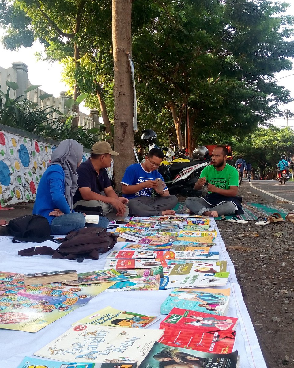 RumahLiterasiku's tweet photo. Gelar lapak baca kami pagi ini di Balai Desa Ketapang. Gelar lapak pertama di Balai Desa #Desaliterasi #desamendidik https://t.co/5QH4JghgJE