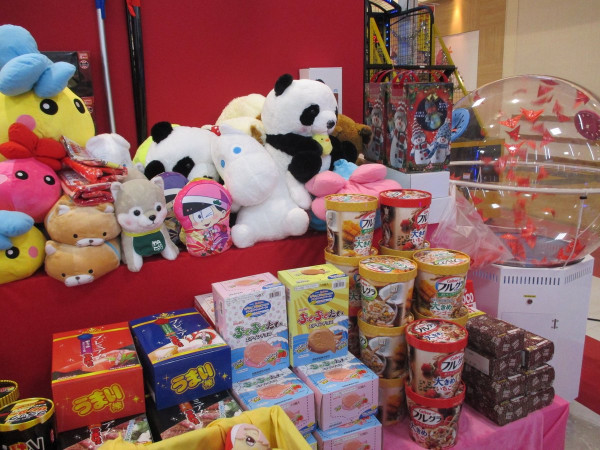 Namcoイオンモール熱田店 この写真はクリスマスの時のものなので 景品の内容は少し違うのですが おっきなぬいぐるみやお菓子が当たるのは変わらないよ 今日の景品は お店に来てからの おたのしみ あと 500円分の当店クレーンゲームチケットも付い