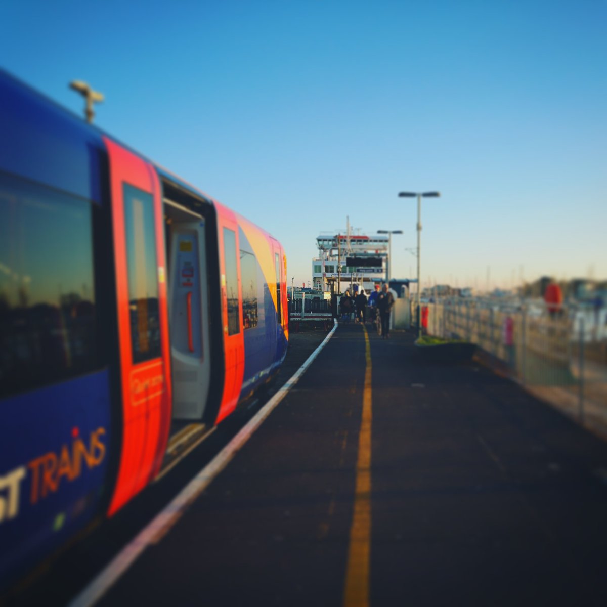 trainfordbury's tweet image. A #class450 at #lymingtonpier . #southwesttrains #lyminton #railways #trains #railwayphotography #lymintonpierstation #IsleofWight #ferry