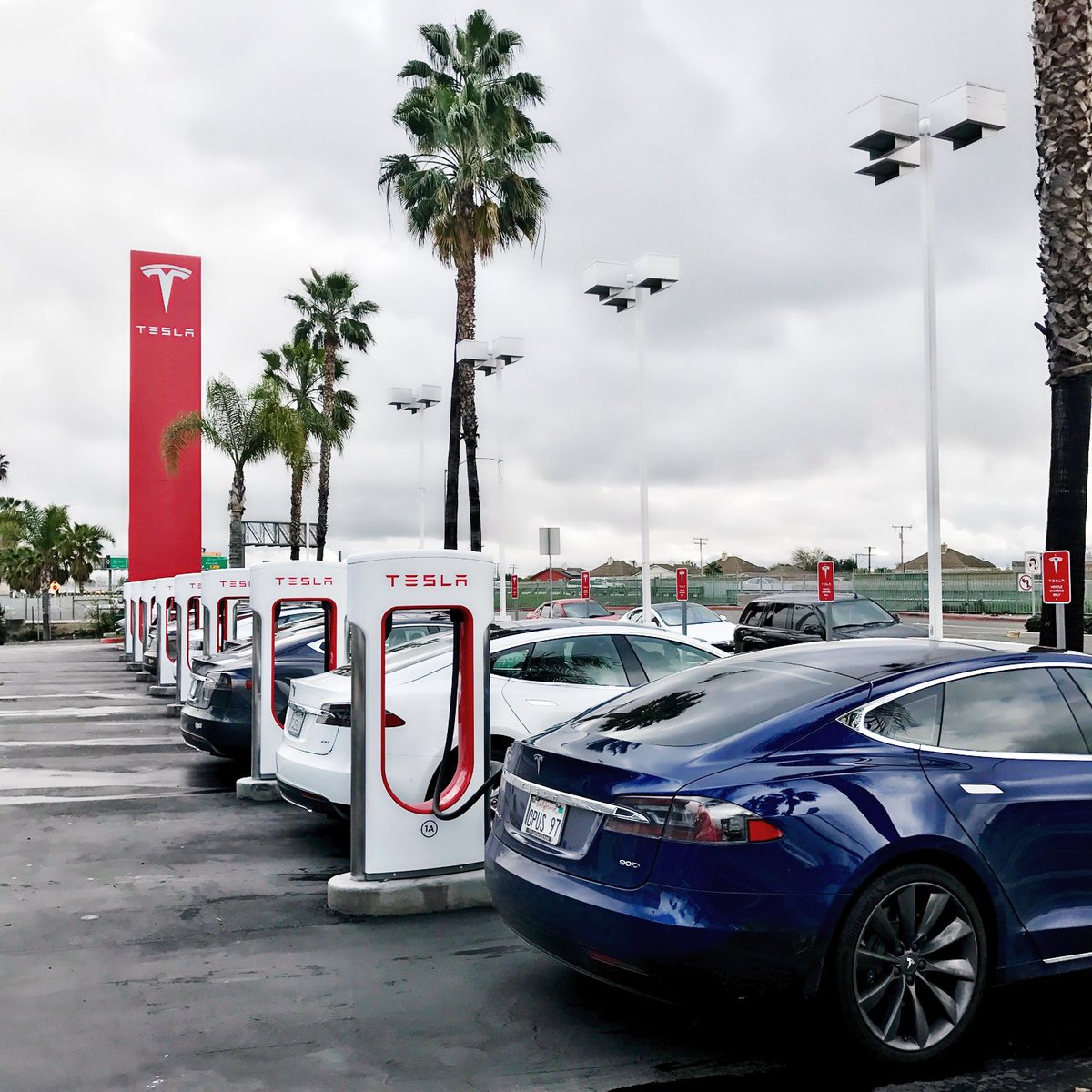 archduke_97's tweet photo. After the storm. #larain #storm #tesla #supercharger #buenapark #models #ev #nogas #archduke #evhang #hookup #weekend #amongstfriends https://t.co/Bey3xTnCdU
