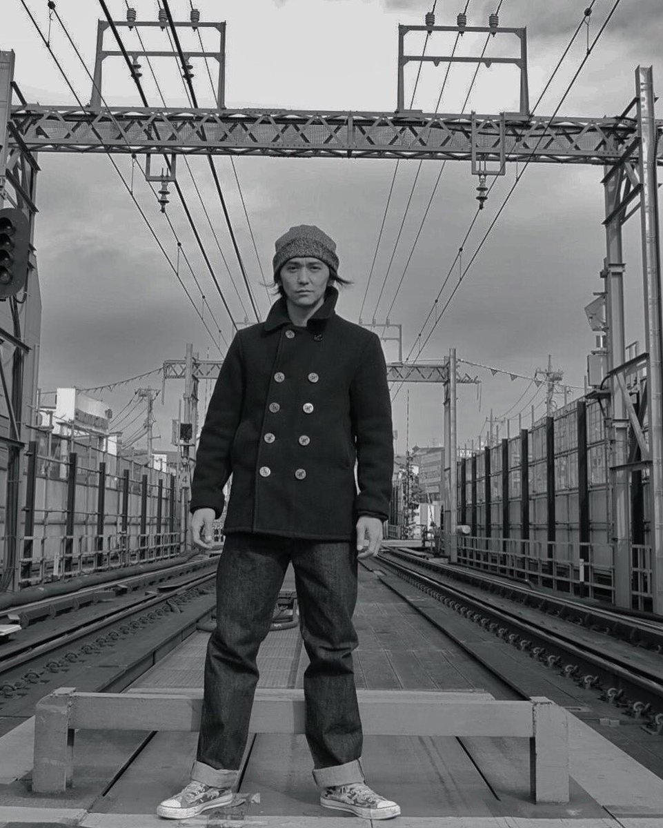 downnorthjeans's tweet photo. 下北沢にまだ踏切があった頃。
あえてクラッシックな合わせ方で撮りました
#dnj4 #踏切 #peacoat #downnorthjeans #Converse https://t.co/wuoetK2afs
