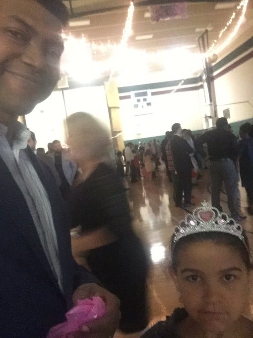 In line for pics! #LTDADDYDAUGHTER https://t.co/7BVIbh7M0A<a href="/tag/ltdaddydaughter"class="tags">#LTDADDYDAUGHTER</a>