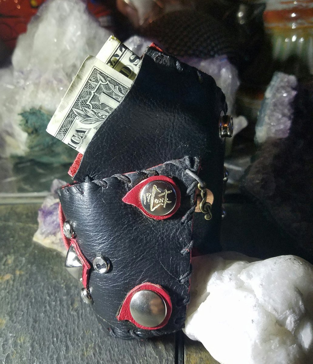 conte_dennis's tweet photo. @jaggerrae @Allyson_rock1 @MadeFromRI @AthenaBass @Lorrainekicks @MonstersOfRock @realdonjamieson @Photo_Shot2112 @litaford #oneofakindcuffs https://t.co/f66EqoPmmh