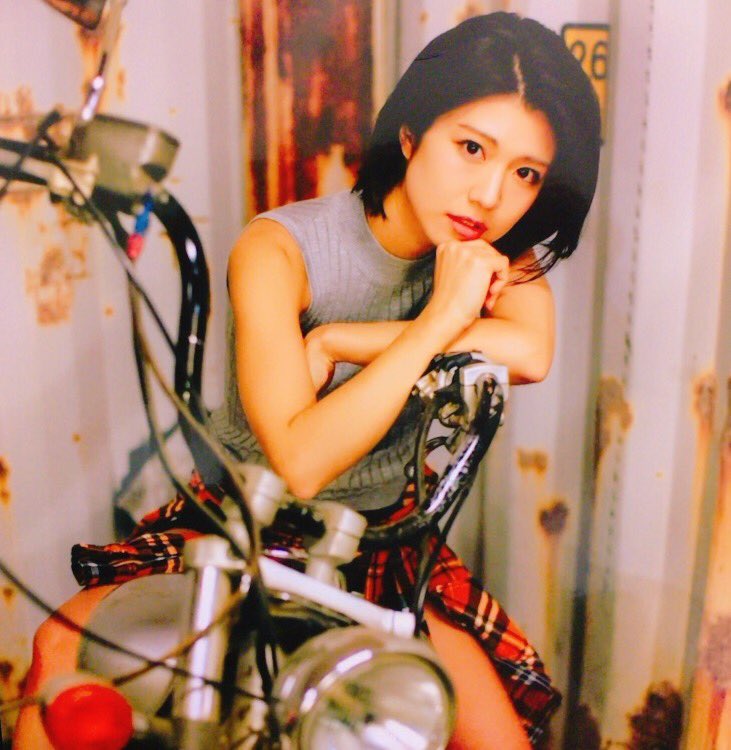 バイクにまたがる藤木由貴