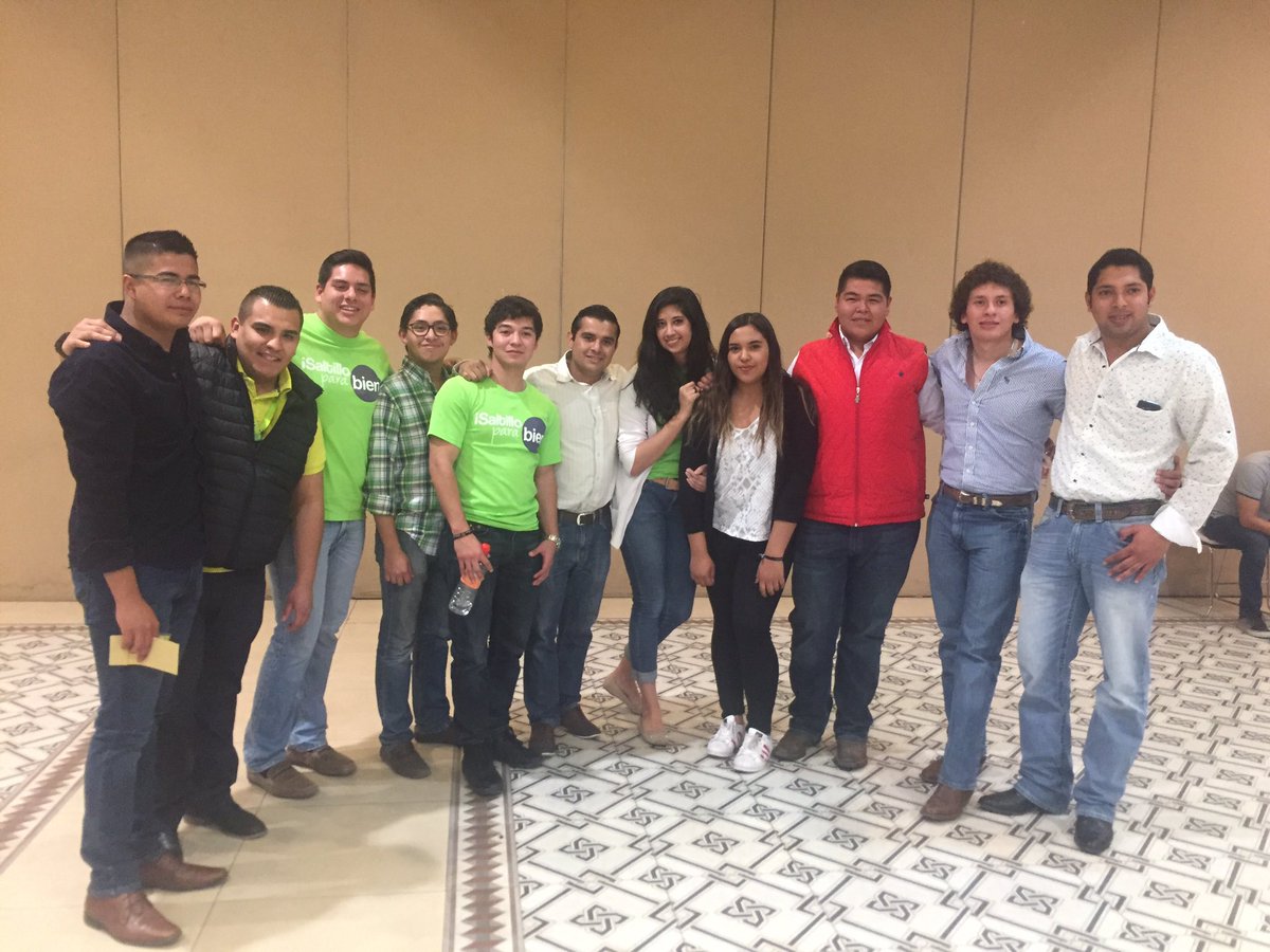 IvanTerashima's tweet photo. 2da entrega de becas @SaltilloBien https://t.co/9pqBR2YpIW