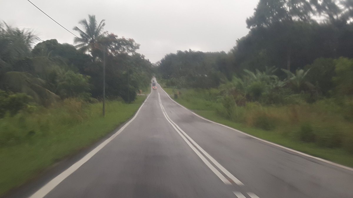 MdAzrin_Utusan's tweet photo. Tak sampai 24 jam tamat PRK semua bendera dan poster kempen BN diturunkan &amp; urusan harian berjalan seperti biasa #PRKTanjongDatu https://t.co/prT5U52426