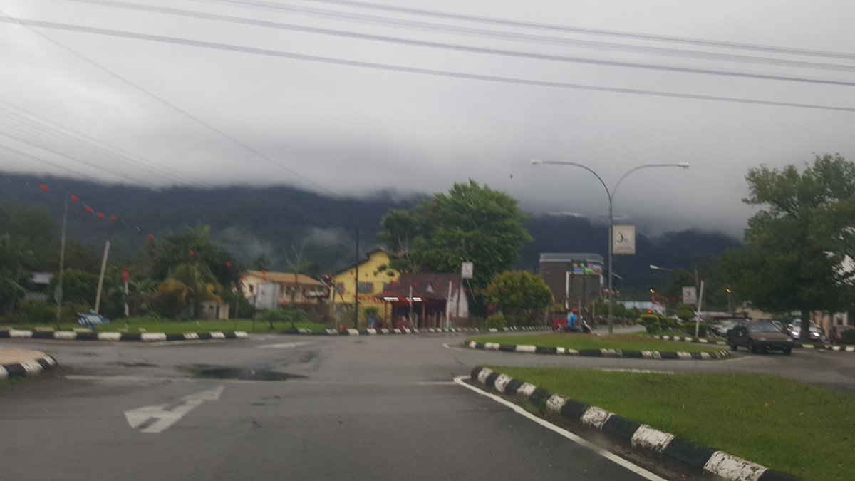 MdAzrin_Utusan's tweet photo. Tak sampai 24 jam tamat PRK semua bendera dan poster kempen BN diturunkan &amp; urusan harian berjalan seperti biasa #PRKTanjongDatu https://t.co/prT5U52426