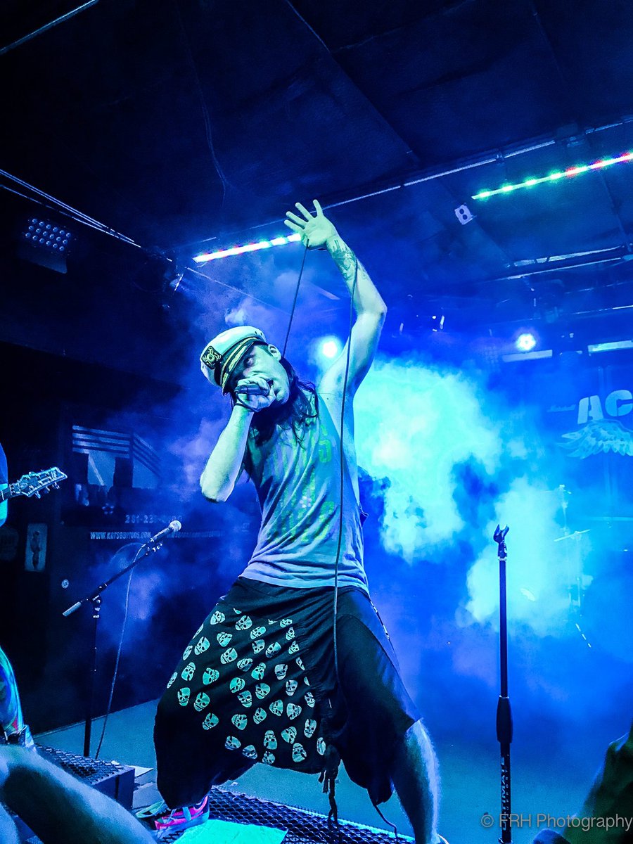 SOTMorGTFO's tweet photo. Lead man Randy Terranova. This dudes ability to switch from screams to cleans is mind blowing! #singer #metal #punk #edm #Dance #hardcore https://t.co/vd3WNf1ozx