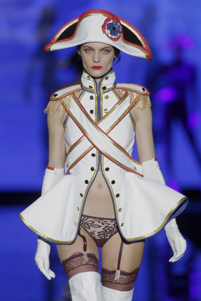 trendencias's tweet photo. El resumen del tercer día en Madrid Fashion Week: la invasión francesa de Andrés Sardá y mucho más. #MMBFW https://t.co/WiL6VNt13v https://t.co/HnEL4N70iY