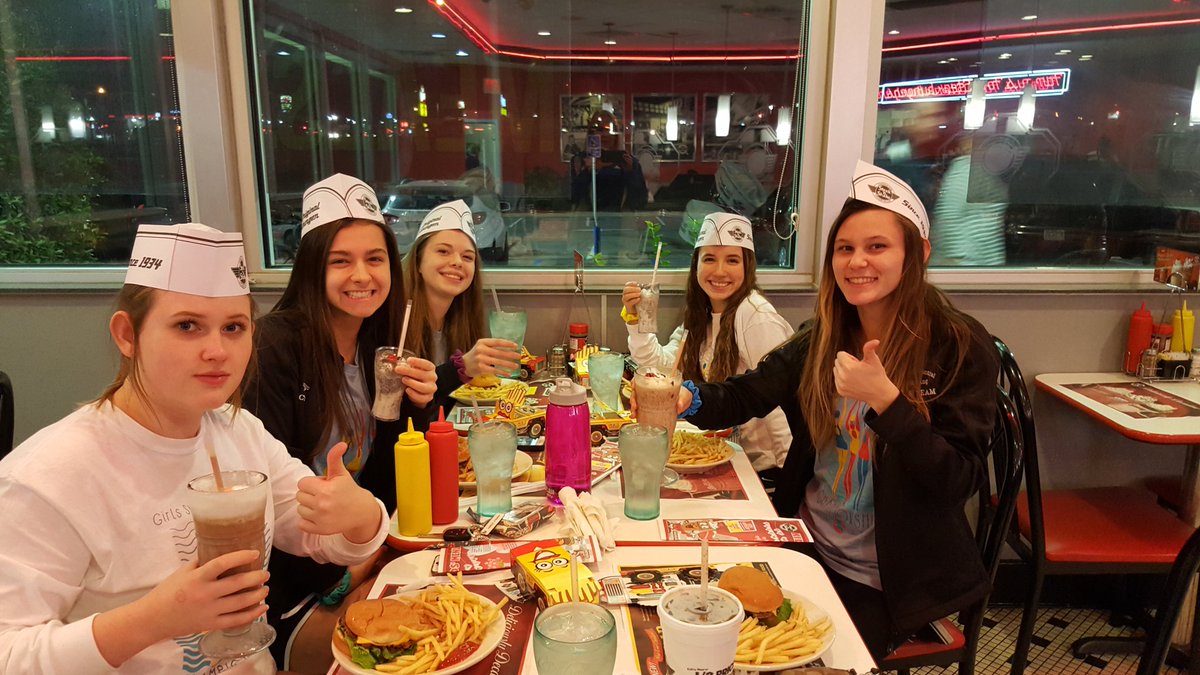 State trip final stop. Gotta be steak and shake <a href="/Emily_Ptomey/">Emily</a> @jennacripe @holly_streck <a href="/brinaCelesteQ/">Sabrina Celeste</a> @jordangoodrick