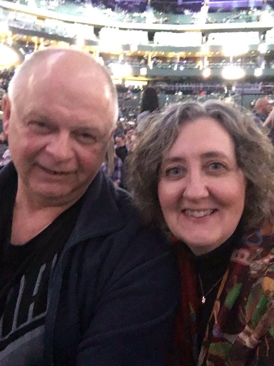 AnnetteHaagsma's tweet photo. Me and my friend in low places!! Floor seats row 19!!  @garthbrooks https://t.co/klJ2zVwxFW