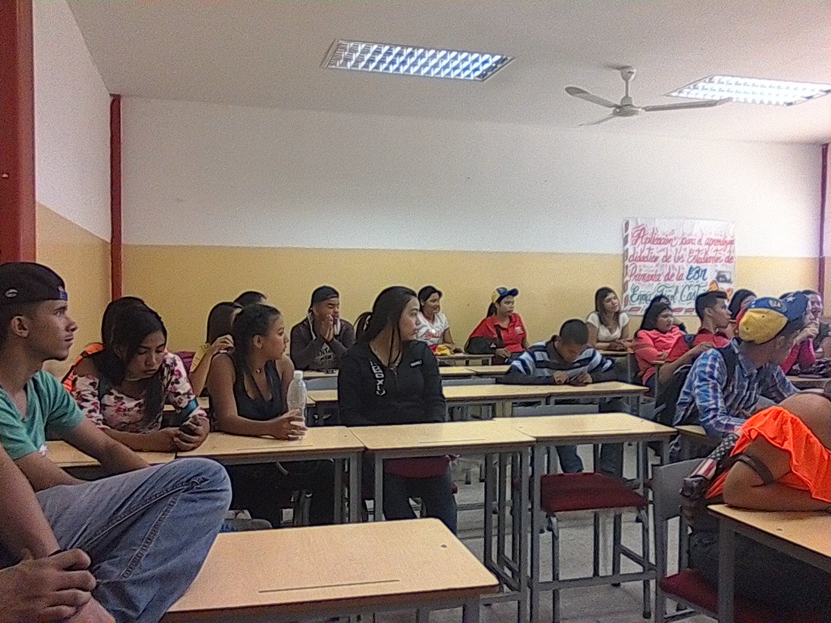 FEUSanfco's tweet photo. Reunión de nuevas actividades para este semestre por parte del movimiento estudiantil @prensaunermb @OmarPrieto_PSUV https://t.co/zRFddM2ct0