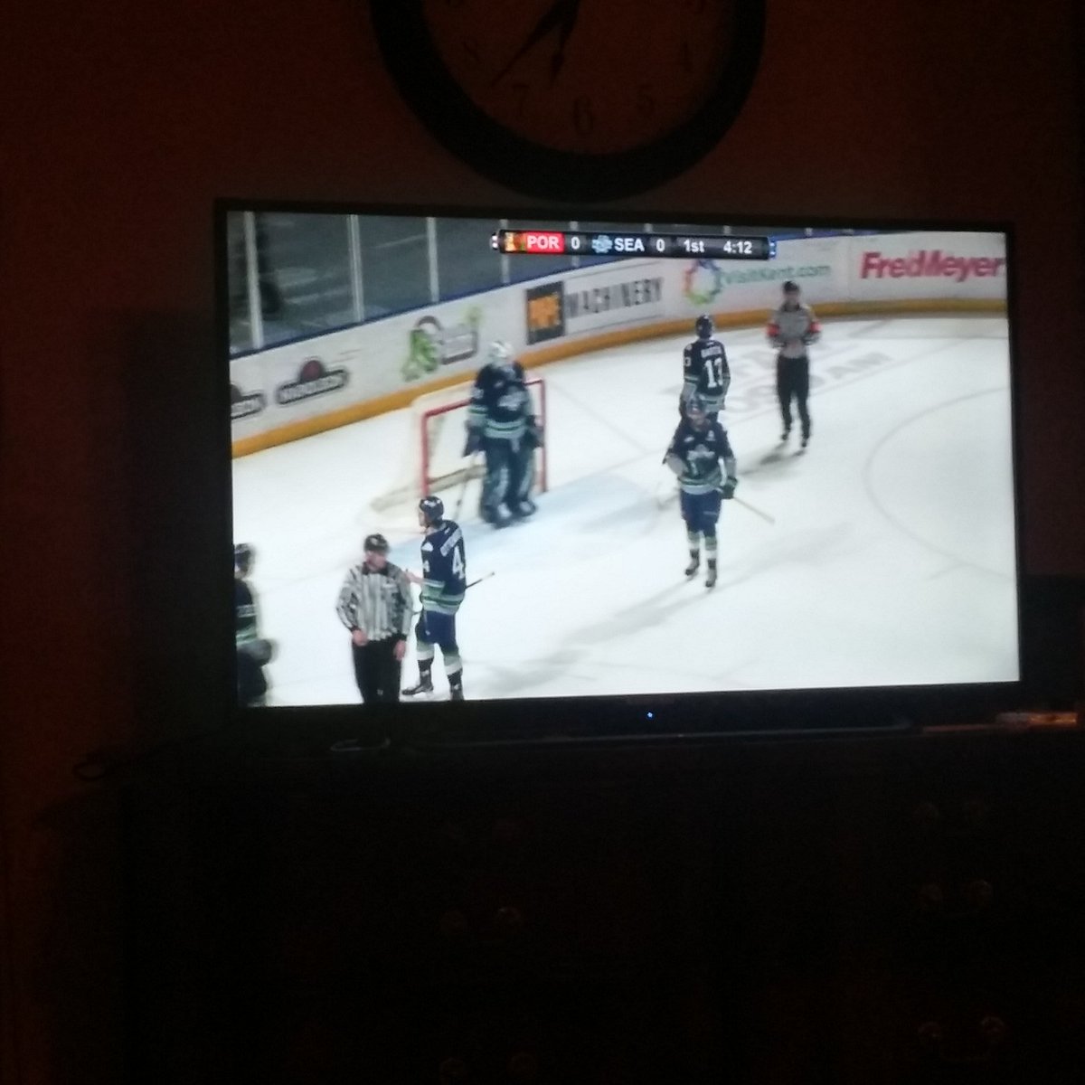 Jgomez206's tweet photo. It's a good night when you can catch @SeattleTbirds on tv thanks @JOEtvSEA. #beatpdx #portlandsucks! https://t.co/8C8svD60f8