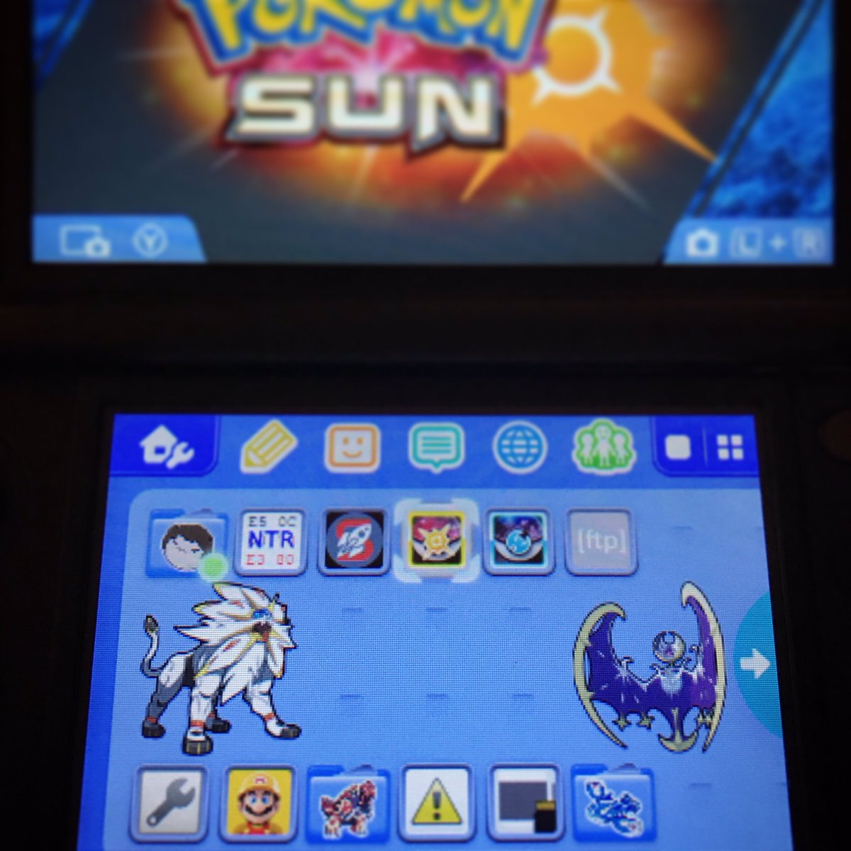 YoShibyl's tweet photo. I made some custom 3DS badges of Solgaleo & Lunala from the official artwork! #3dshacks https://t.co/9g31orLvqm https://t.co/hmvZXgV9Hs