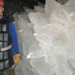 驚愕!メキシコで発見された 巨大な結晶だらけの洞窟!