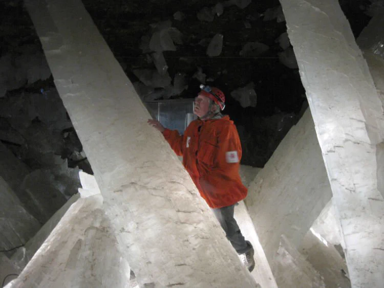 驚愕！メキシコで発見された 巨大な結晶だらけの洞窟！