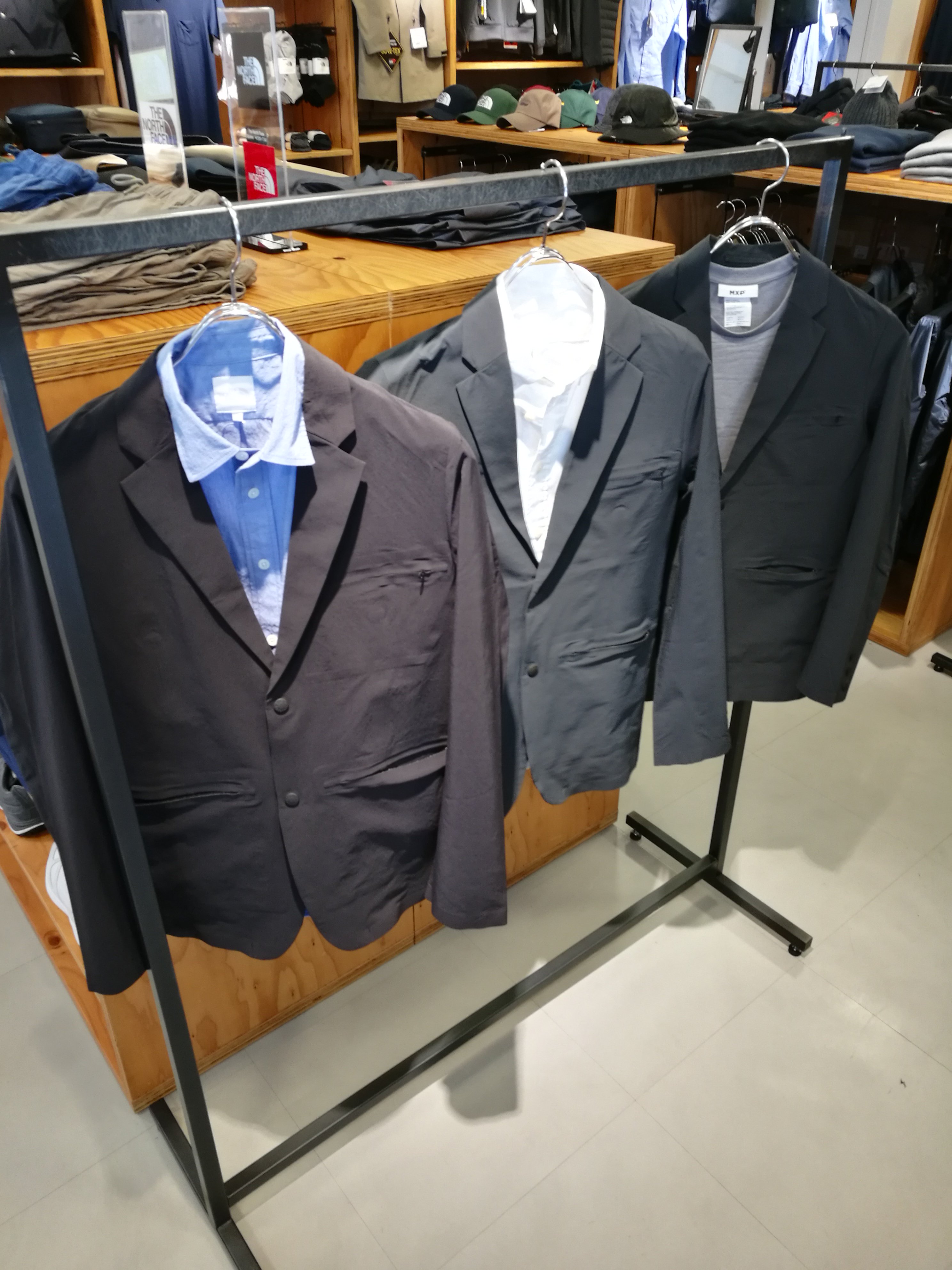 石井スポーツ公式 登山 アウトドア 新宿西口店 １ｆノースフェイスコーナーです ノースフェイス Unlimitedシリーズ Verb Tech Blazer よくのび る素材で作られたブレザーです 春夏オフィスカジュアルに とにかく一度着てみてください
