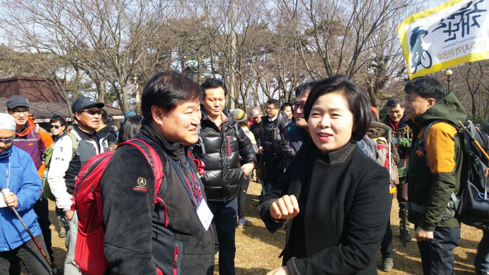 yangwork1's tweet image. 겨울 무등산. 부산광역시당 동래구에서 오신 당원님들과 노사모 회원님들을 만났습니다. 겨울의 무등산 산행 정말 운치있지요! 부산 동래는 제 시댁이기도 해서 더 반가웠습니다. 양향자는 광주의 딸이고 부산의 며느리인 셈이죠. ^^