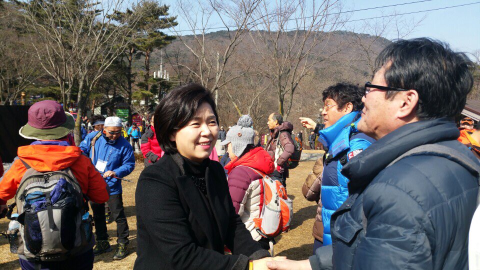 yangwork1's tweet image. 겨울 무등산. 부산광역시당 동래구에서 오신 당원님들과 노사모 회원님들을 만났습니다. 겨울의 무등산 산행 정말 운치있지요! 부산 동래는 제 시댁이기도 해서 더 반가웠습니다. 양향자는 광주의 딸이고 부산의 며느리인 셈이죠. ^^