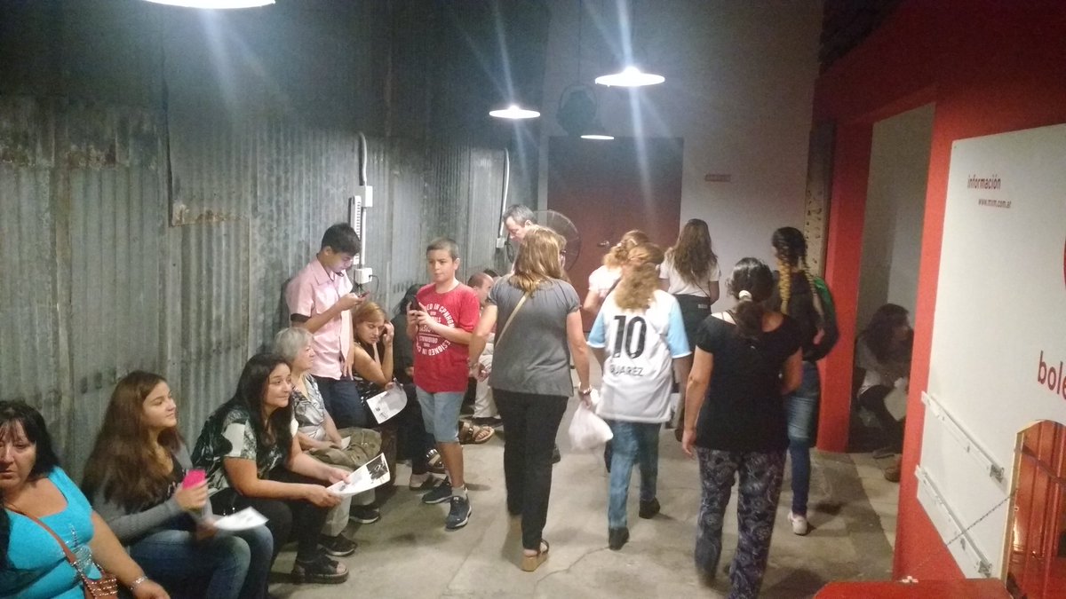 mxmteatro's tweet photo. Está llegando el.público para ver "Con las manos atadas" Programa Derecho Al Verano @AgCbaCultura @redsalascba https://t.co/1C4gZFynI2