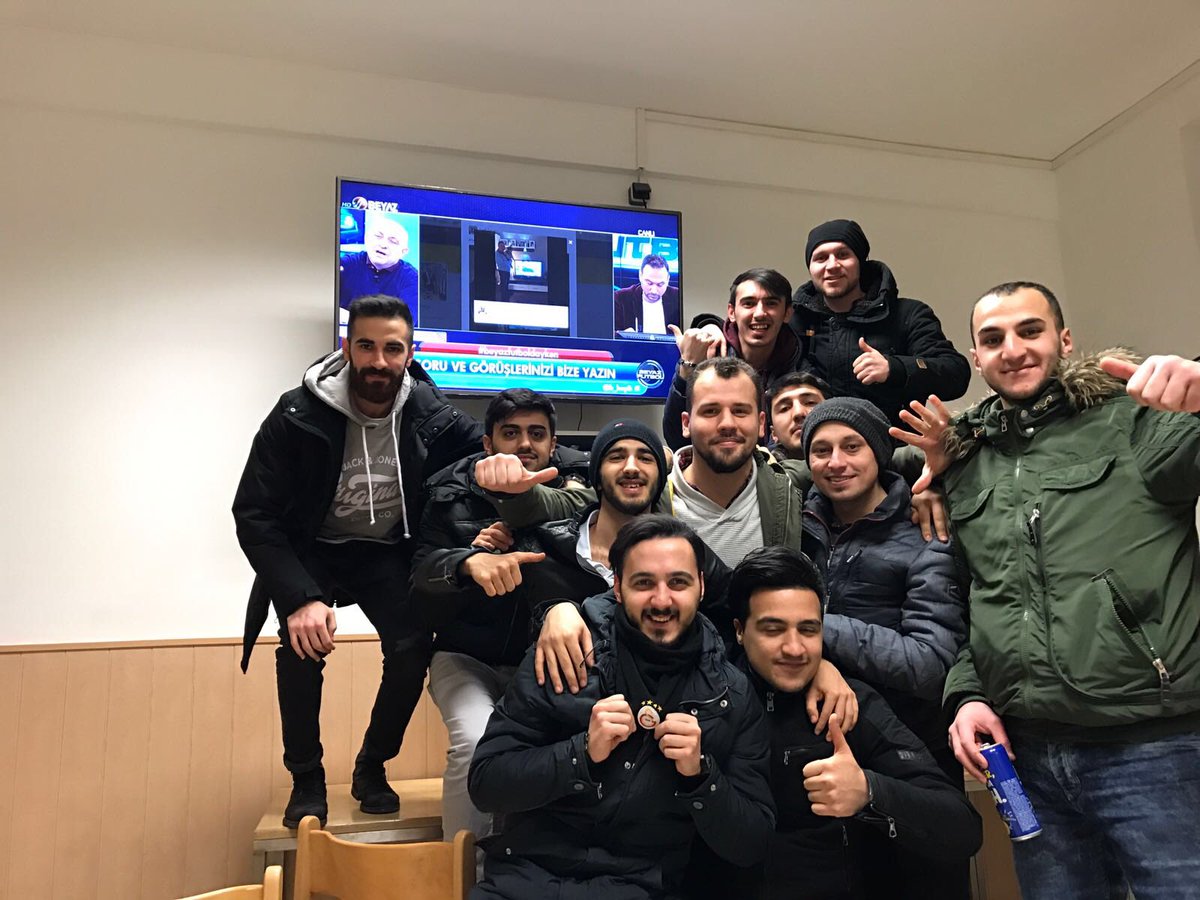 _abdul81's tweet photo. #beyazfutboldayken Avusturya/ Viyana, Rıdvan Gençlik Teşkilatından selamlar :) https://t.co/BGHj7dPNdf