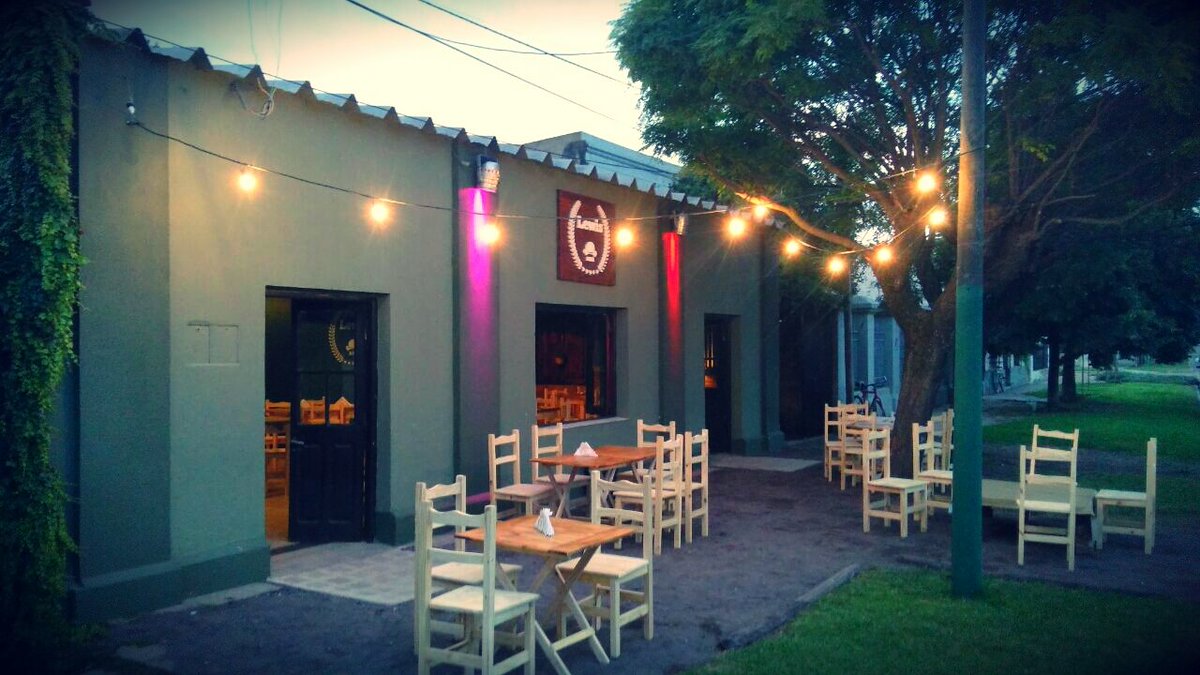 pizzaandloveco's tweet photo. lo ultimo @LewisBar1: 'Desde las 19:30 LEWIS te espera!! 
#Pizzas 🍕🍕 
#tragos… https://t.co/4KqKSgaD2H, see more https://t.co/luO2NPFazU