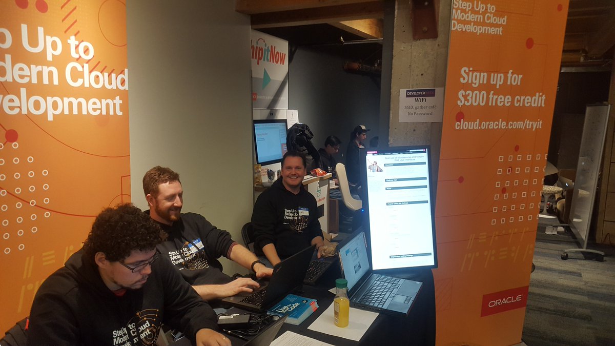 YemiFalokun's tweet photo. #DEVWEEK17.. Oracle@DeveloperWeek17..@david_lundvall @brunoborges @cam_crockett https://t.co/FEYkoosImv