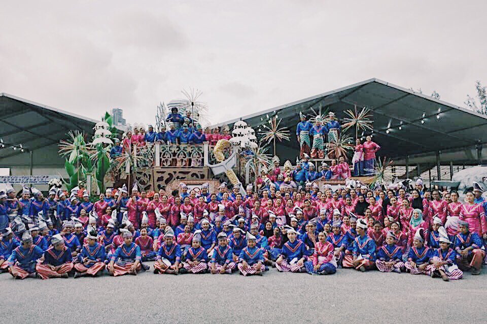 izzuddynn's tweet photo. That's all folks! Presenting to you, malay contingent led by Nadi Singapura! Gagasan Emas Satu Wawasan #chingay2017 https://t.co/VCs6YrLBEe
