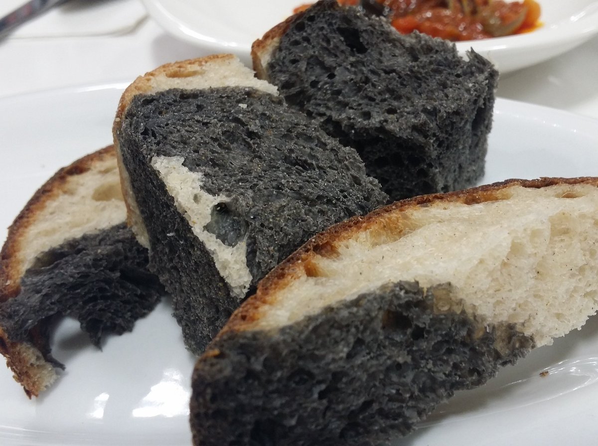 DilettanteDiana's tweet photo. Getting spoiled by the whole crew here at @sanantonioseafood with their squid ink bread. #artisinalbread #Toronto https://t.co/wxAcvznlaz