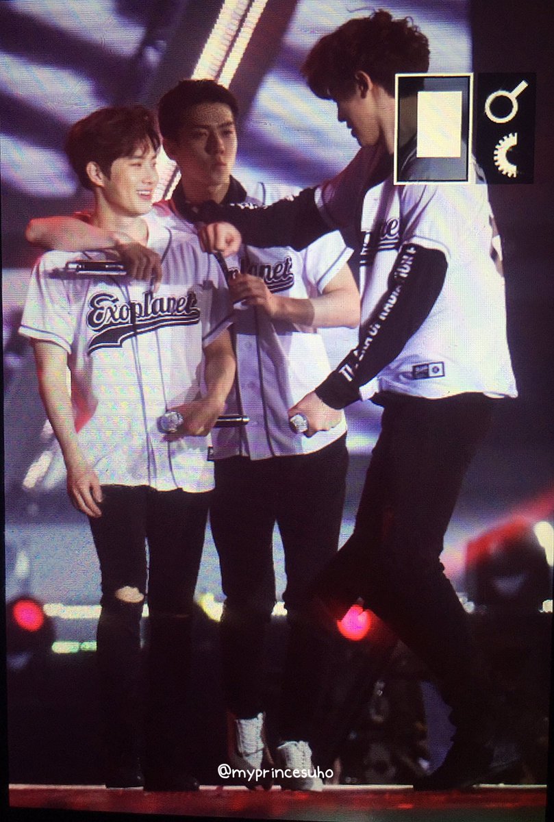 MyPrinceSUHO's tweet photo. 준며니형 내가 지겨🐣 https://t.co/tpMfsqCMvF